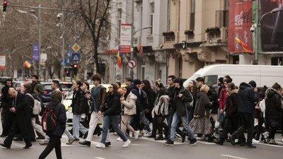 ilustratie strada oameni bucuresti