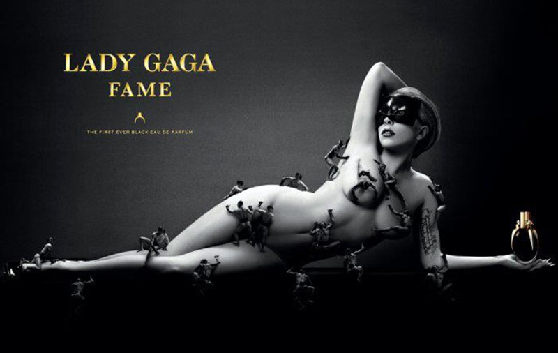Cum îşi promovează Lady GaGa parfumul? Evident, goală...