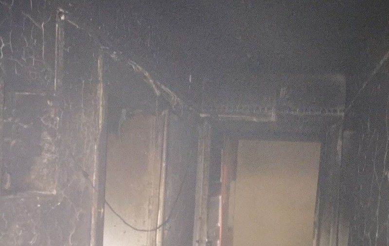 FOTO Locatarii unui bloc din Mărășești evacuați, după izbucnirea unui incendiu. O persoană, intoxicată cu fum