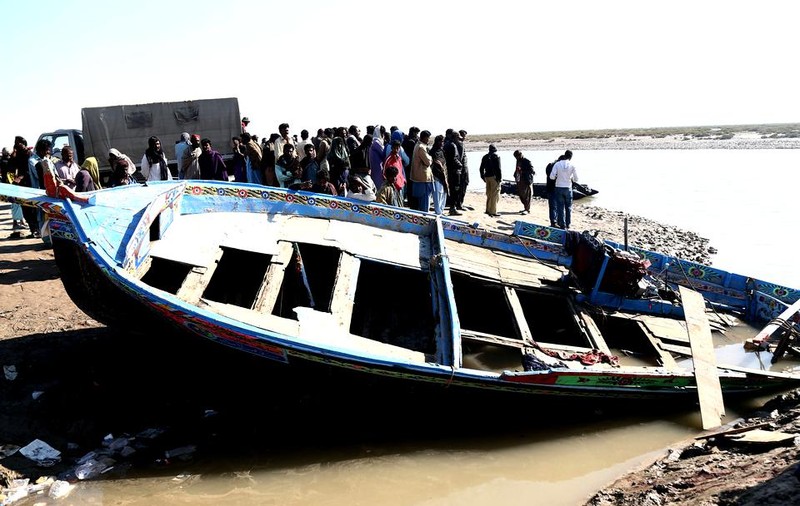 O ambarcaţiune cu 34 de migranţi la bord s-a lovit de un echipaj al Gărzilor de coastă elene, în Marea Egee. O persoană a murit și șase au fost rănite, iar două sunt date dispărute