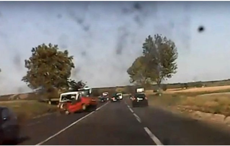 Accident rutier grav, la Războieni. Impactul, filmat de o cameră de la bordul unei alte mașini (VIDEO)