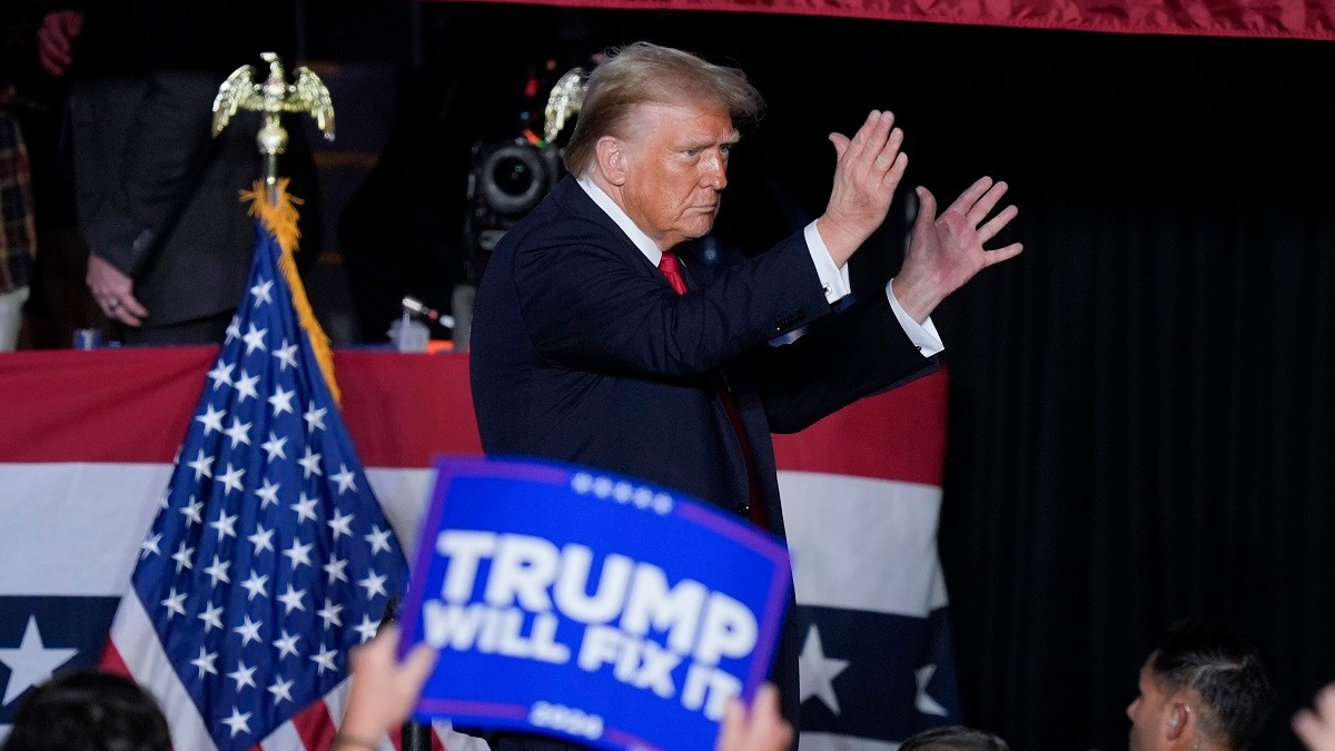 Donald Trump gesticulează pe scenă, la finalul unui miting electoral
