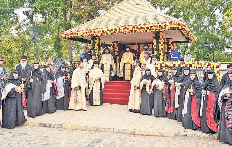 Moaştele Sfinţilor Împăraţi Constantin şi Elena, scoase în curtea Patriarhiei