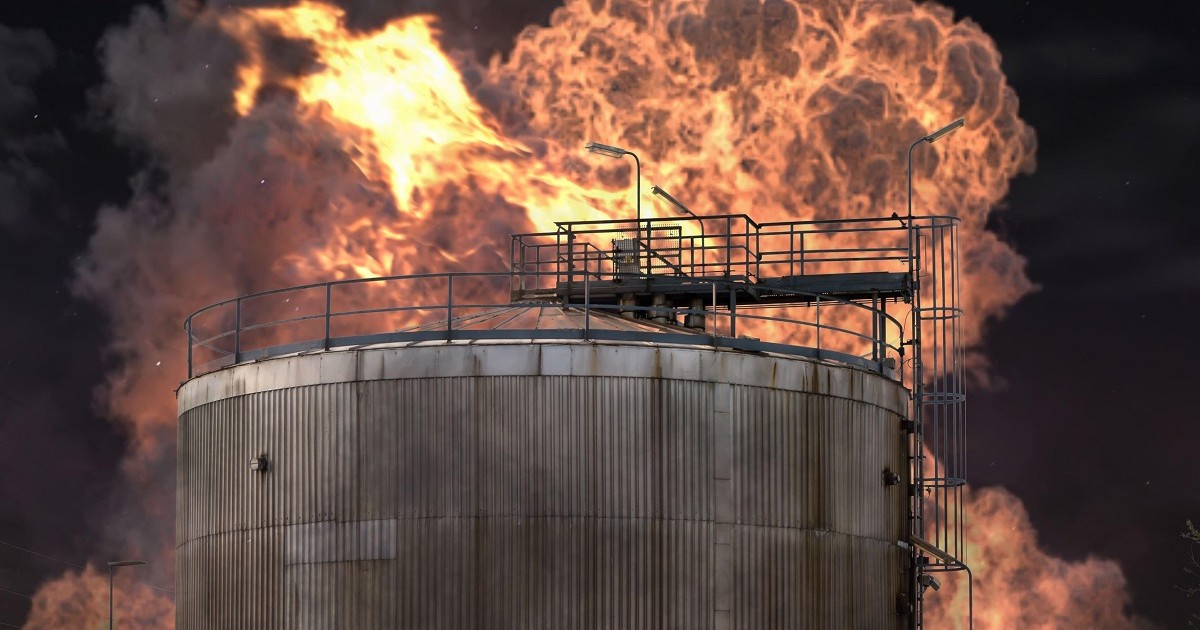 Un rezervor de petrol arde