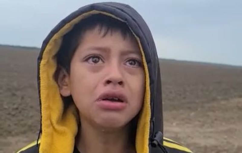 „Am fost abandonat, mă poți ajuta?”: Momentul emoționant când un copil se apropie de poliția de frontieră
