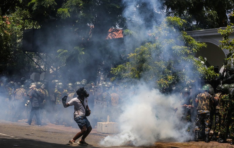 Președintele fugar din Sri Lanka a plecat spre Singapore. Încă nu şi-a oficializat demisia