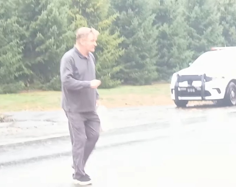 Primele imagini cu Alec Baldwin după ce a intrat cu mașina într-un copac. Cine se afla alături de el