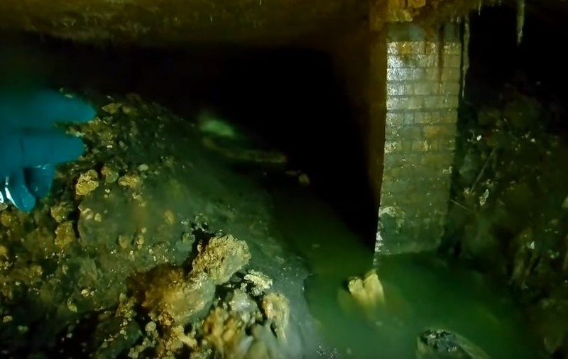 FOTO | Formațiune uriașă de grăsime descoperită într-un sistem de canalizare. Măsoară cât două autobuze