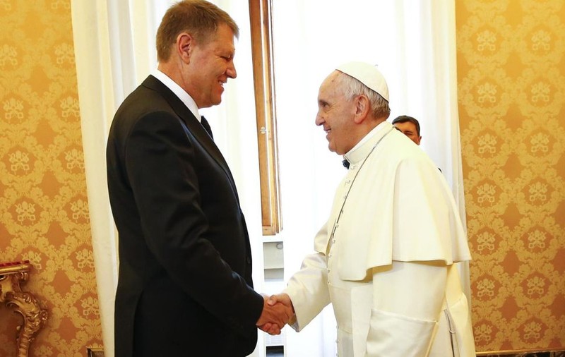 Klaus Iohannis îl va aștepta pe Papa Francisc la aeroport. Președintele va fi alături de Sanctitatea Sa la mai multe ceremonii
