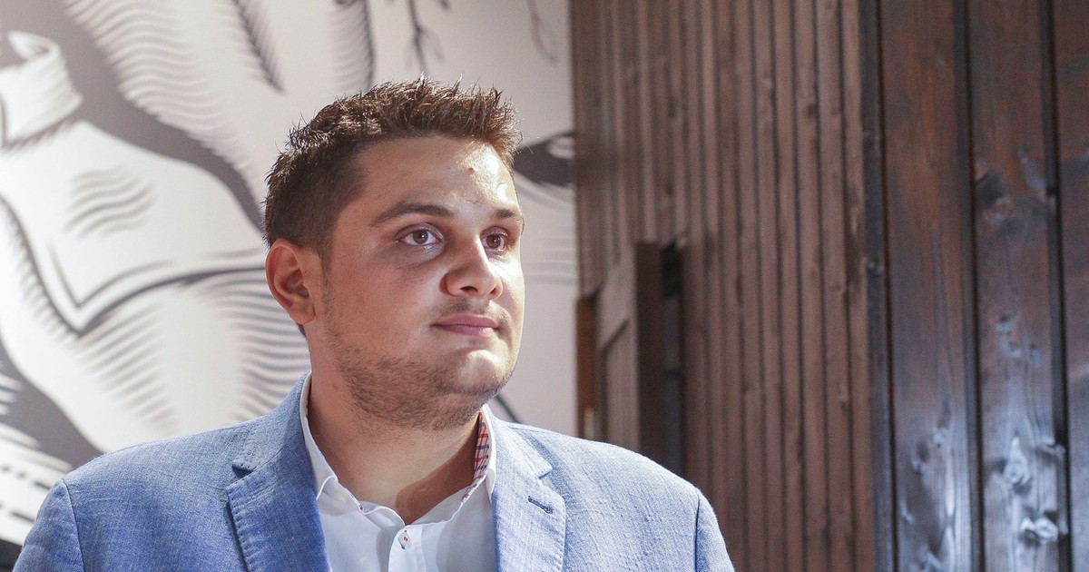 Preotul Dionis Tătulescu, viitorul cumnat al Liviu Dragnea, a efectuat formalitățile pentru ca Valentin Dragnea, fiul șefului PSD, să primească domiciliul în casa parohială în care locuiește fără a solicita acordul Bisericii, arată Arhiepiscopia Bucureștiului într-un comunicat. Valentin Dragnea dând noroc cu Liviu Dragnea
