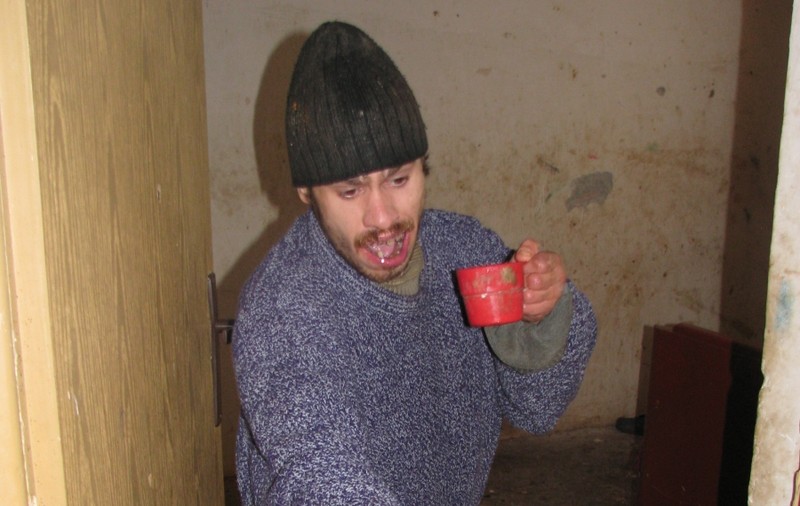 Caz şocant la Bistriţa! Un bărbat A MÂNCAT PARCHETUL din locuinţa socială! | FOTO