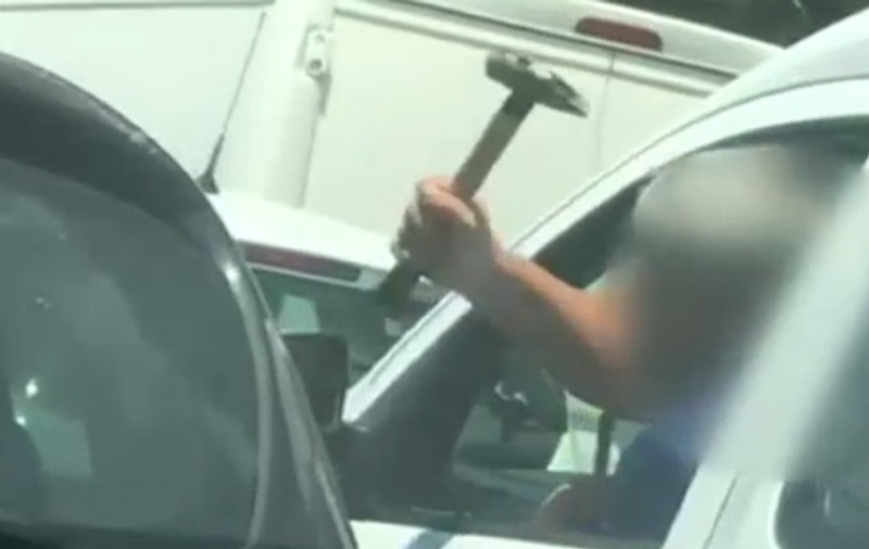 Un nou incident în trafic în București. Un șofer nervos a amenințat cu un ciocan un alt conducător auto