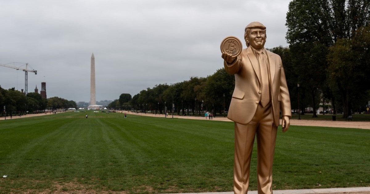 O statuie aurie a lui Donald Trump, care ține în mâna dreaptă un bitcoin a fost amplasată în fața Capitoliului din Washington, eptembrie 2025