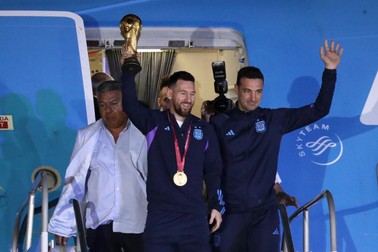 Messi și colegii, lui, la coborârea din avion. Foto: EPA