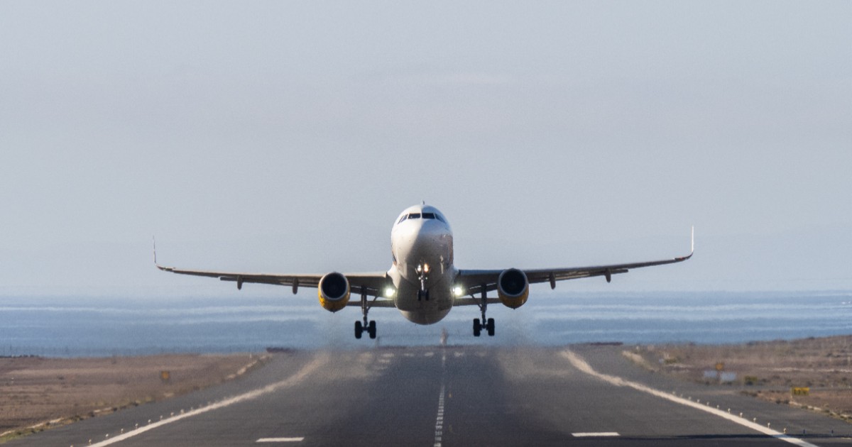 Un avion care decolează de pe pistă.