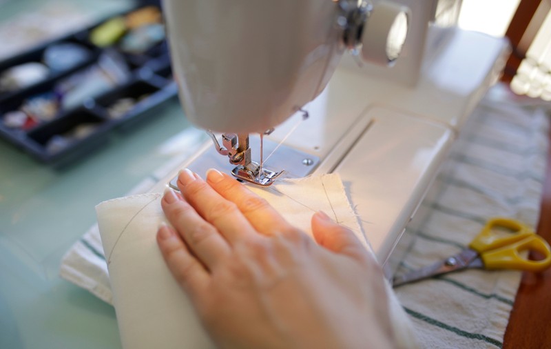 Măștile chirurgicale made in Romania vor ajunge la 1 milion de bucăți pe zi din 15 aprilie, spune ministrul economiei