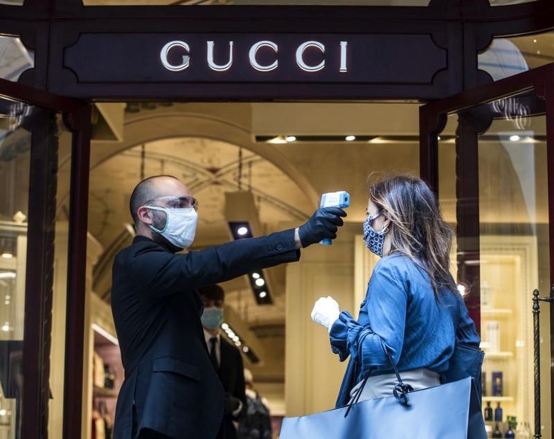 Italia și-a redeschis azi cafenelele, magazinele și muzeele. ”O zi emoționantă” pentru oamenii care s-au întors într-o nouă normalitate