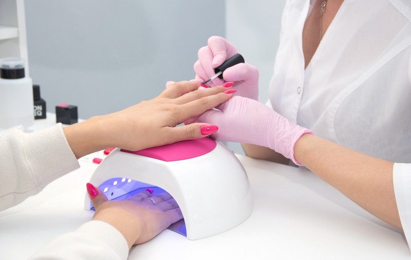 Produse de care ai nevoie în salonul tău de manichiură