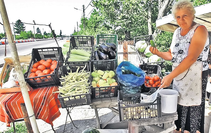 Comercianții care-și vând marfa pe marginea drumului se plâng că nu mai au clienți