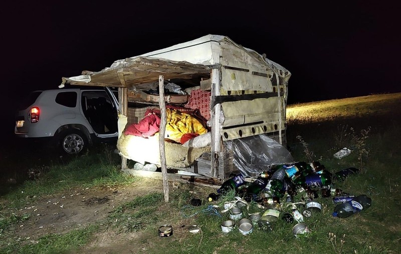Oameni tratați ca sclavi la ferme din Covasna, după ce taximetriștii îi racolau din gări și îi „vindeau” ciobanilor