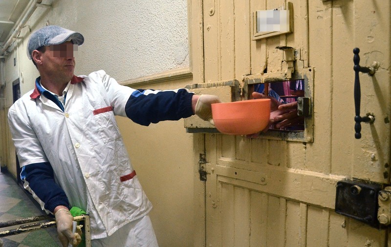 CEDO condamnă România pentru că nu a oferit hrană fără porc unor deţinuţi ce s-au declarat musulmani. Ce despăgubiri trebuie să plătească statul
