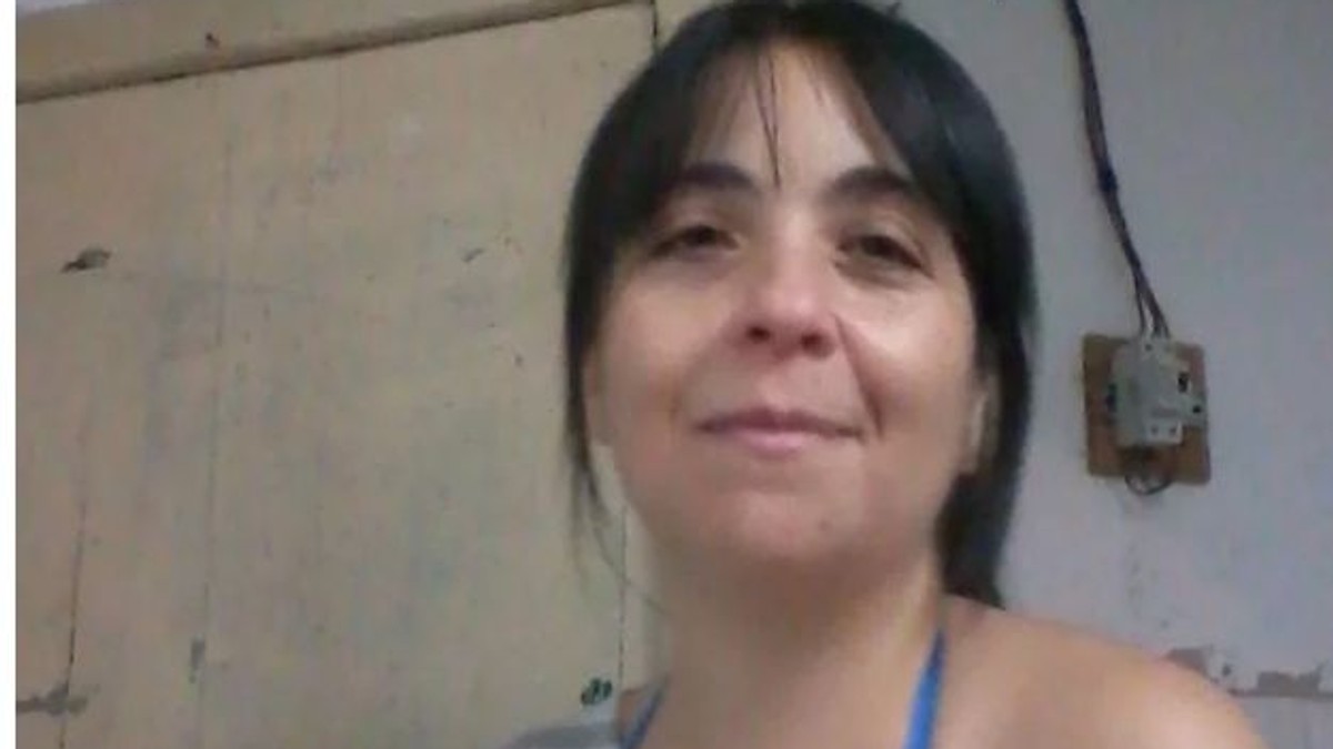 O profesoară de muzică a fost omorâtă de un bărbat pe care l-a chemat să-i repare mașina de spălat. Fiica ei de 4 ani, în stare gravă