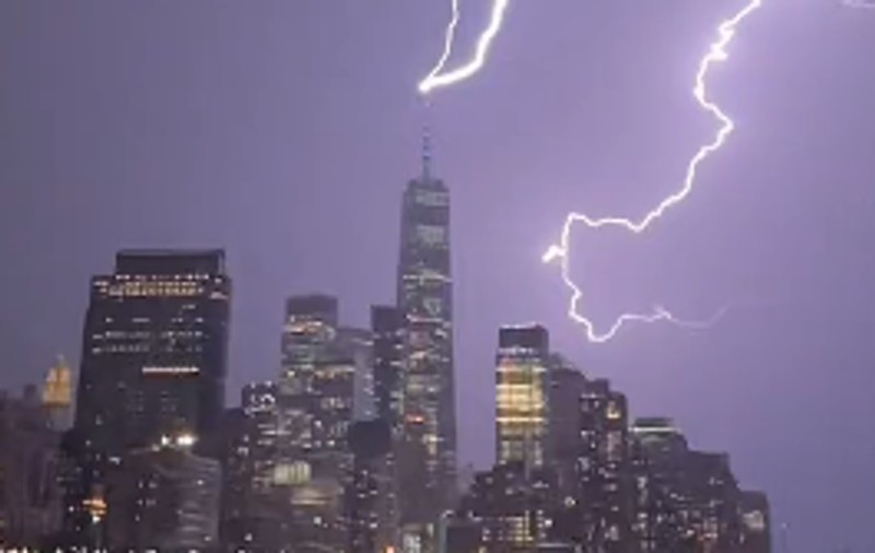Momentul în care un fulger lovește One World Trade Center din New York, cea mai înaltă clădire din SUA - VIDEO