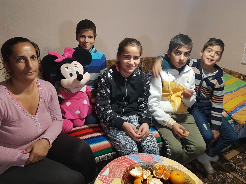 Pentru oaspeți, Maria a adus mandarine și struguri pe tavă