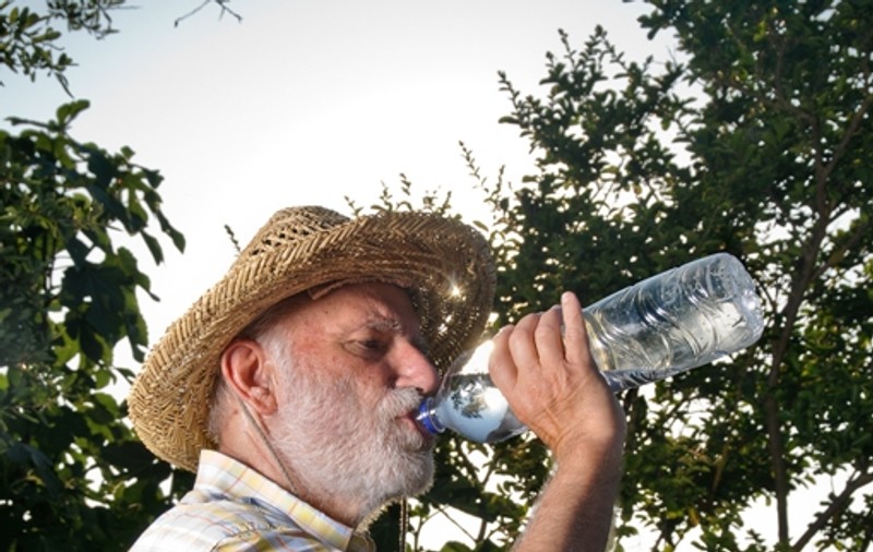 Şi-a jefuit vecinul de 50 de litri de ţuică de prune