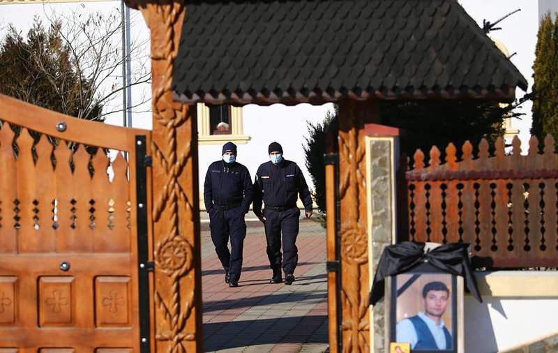 Curtea bisericii unde are loc priveghiul șoferului de microbuz ucis la Bolintin, împânzită de polițiști și jandarmi