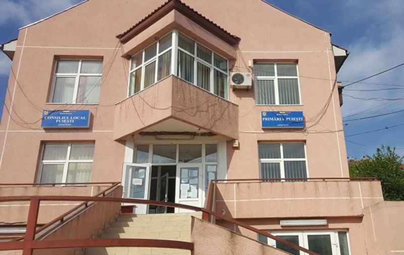Petrecere într-o primărie din Vaslui, în timpul epidemiei de coronavirus. Aniversarea doamnei Greșală, „stricată” de un sătean