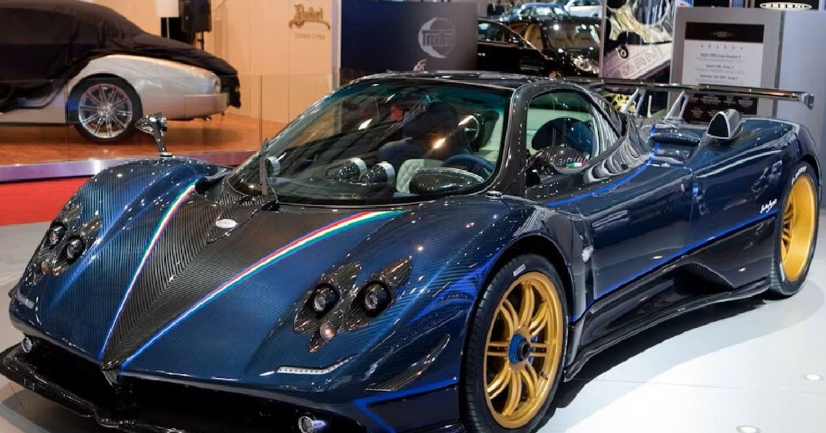 Pagani Zonda Tricolore, de culoare albastru închis, cu jante aurii, este expusă la un salon aut