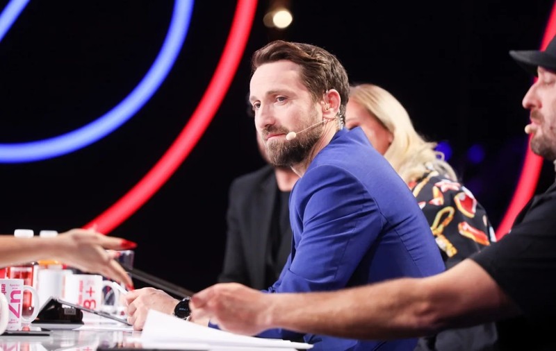 Ce a spus la TV Dani Oțil despre fratele lui. Dorin e mai mare cu 4 ani decât prezentatorul: „Nici nu știu dacă știe dacă mă ocup cu asta”