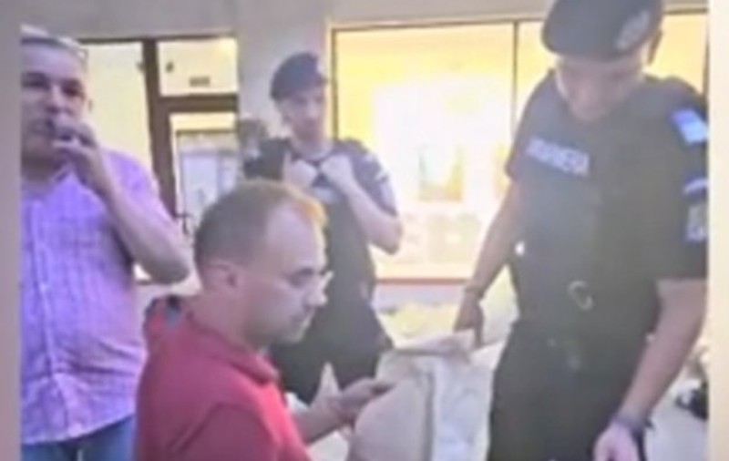Precizările Jandarmeriei Capitalei după ce au apărut imagini cu persoane care arată Poliţiei saci cu buletine nesigilaţi, la sectorul 1
