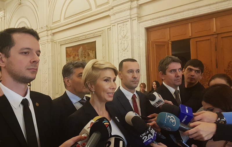 Prima moțiune de cenzură împotriva Guvernului Tudose, depusă în Parlament; Liberalii au strâns 148 de semnături / FOTO&VIDEO
