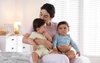 Familiile cu gemeni pierd sume considerabile din sprijinul financiar acordat de stat în comparație cu cele care au copii născuți succesiv
