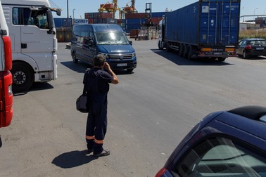 Un electrician care numără lunile până la pensie