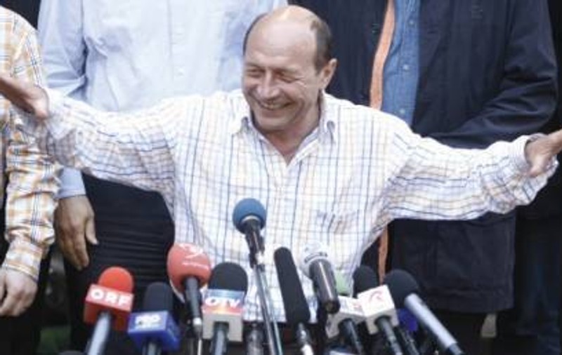 Traian Băsescu, în Piaţa Obor din Capitală, unde se împarte fasole cu costiţă