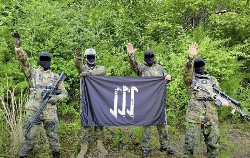 Gruparea neonazistă The Base, fondată de un american care se ascunde în Rusia, a fost inclusă pe lista UE a organizațiilor teroriste