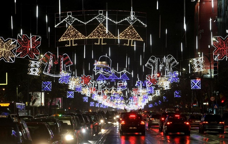8 milioane de euro cheltuite de autorități pentru iluminatul festiv și artificii. Ce s-ar fi putut face cu acești bani