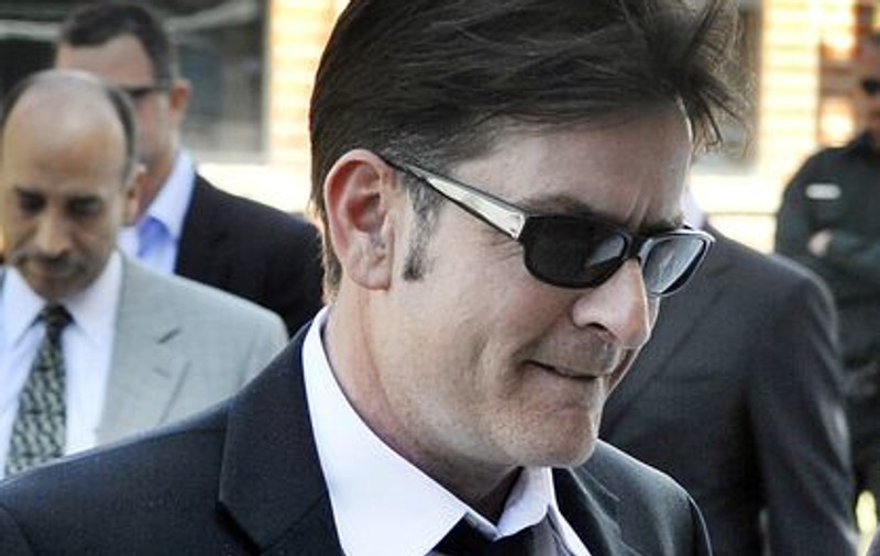 Charlie Sheen vrea să dea în judecată reţeaua de televiziune CBS