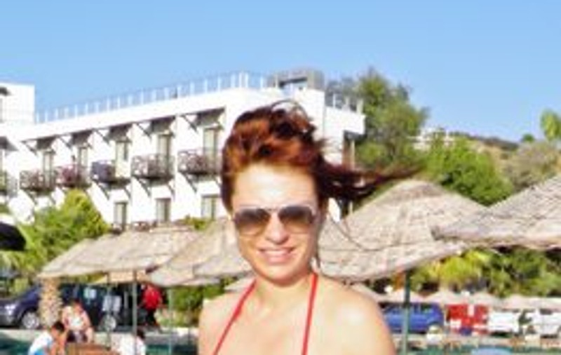 Foto | În vacanţă, Adina Buzatu a făcut concesii la imagine de frică soarelui: "Am arătat ca o mumie"