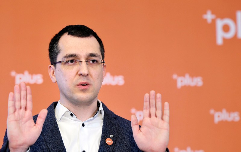 VIDEO | Simpatizanți USR-PLUS, stropiți cu apă de o mașină a Primăriei Voluntari. Vlad Voiculescu:„Colegii mei au chemat poliția”