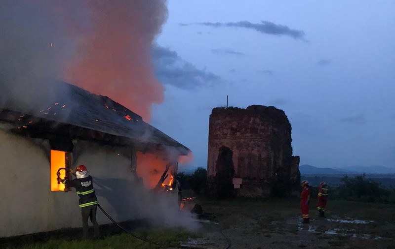 Incendiu puternic, provocat de un fulger, la un schit din Neamț. A ars capela și mai multe icoane
