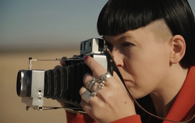 Rhiannon Adam, fotografa care se pregătește să călătorească spre Lună: „Îmi iau cu mine credinciosul Polaroid. Este o relație fizică cu spațiul și timpul”