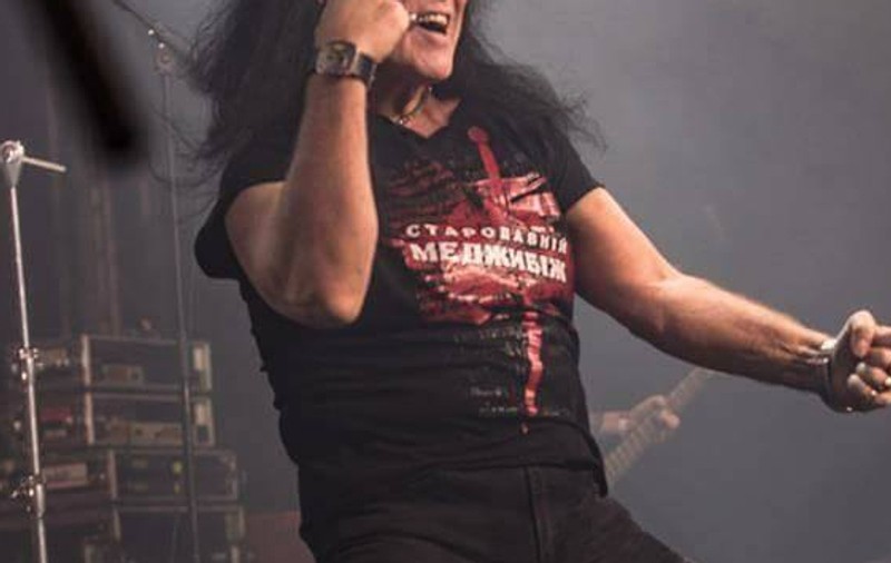 EXCLUSIV/ Dave Evans, primul solist al AC/DC cântă diseară într-un restaurant din București