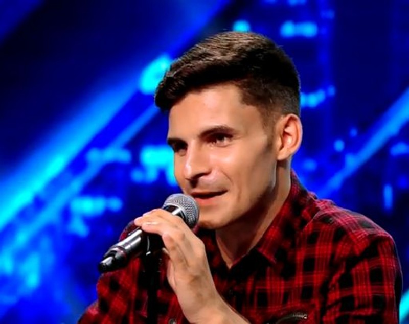 Și-a ratat cariera în preoție din cauza restanțelor. Cezar Dumitrescu, cea mai uluitoare apariție de la X Factor: a cântat, a căzut, a trecut mai departe | FOTO