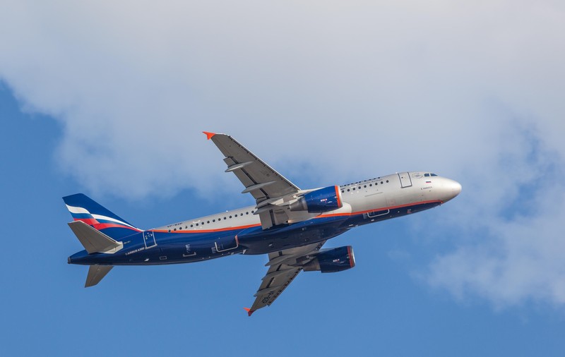 O companie aeriană rusă va crea scaune speciale pentru pasagerii care refuză să poarte mască