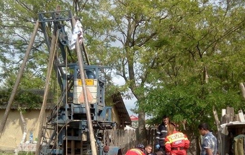 Un bărbat a murit după ce a căzut într-o fântână