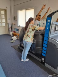 Dragoș, în timpul exercițiilor pe care le face asistat de specialiști în terapii kineto